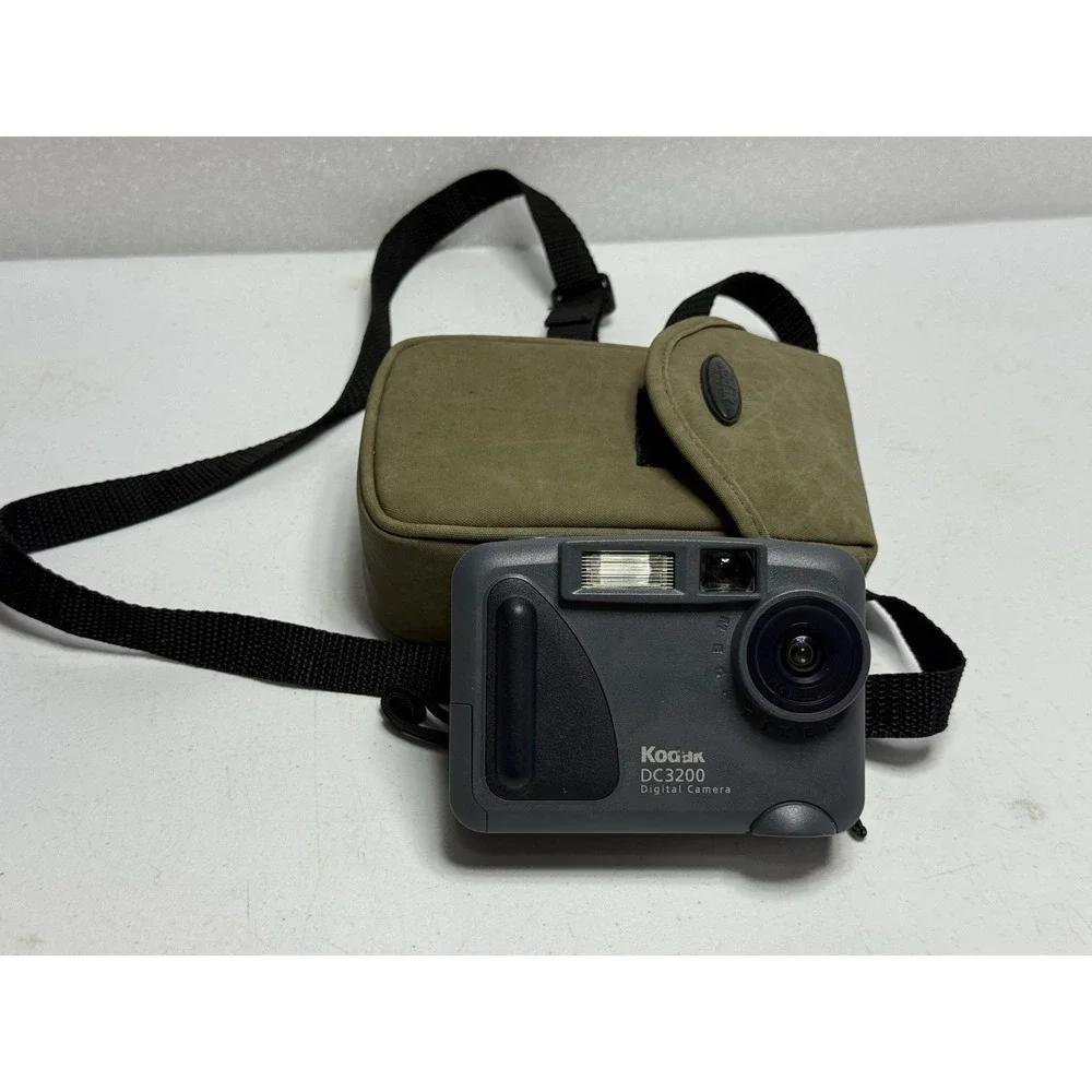Kodak DC 3200 Digital Camera W Carrying Case Battery Door Wont Latch Corrosion